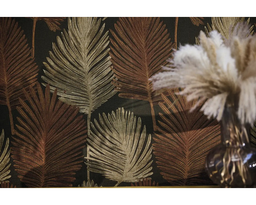 Vliesbehang met een groot patroon van palmbladeren in goud en brons op een donkere achtergrond.