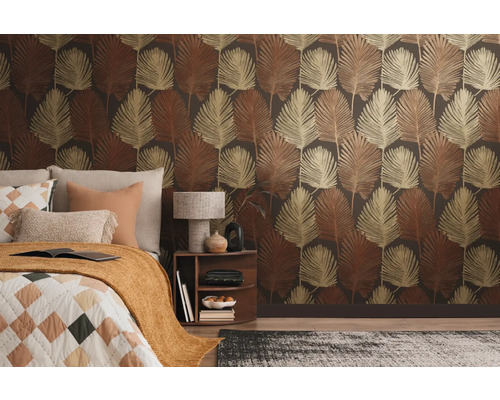 Moderne slaapkamer met vliesbehang met palmbladpatroon, bed met kussens en nachtkastje.