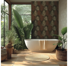 Lichte badkamer in tropische stijl met vrijstaand bad, behang met bladmotief, grote kamerplanten en beige vloertegels.