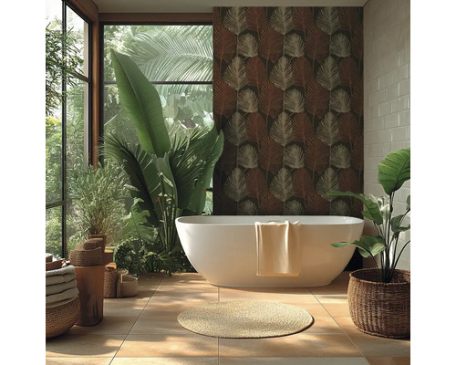 Lichte badkamer in tropische stijl met vrijstaand bad, behang met bladmotief, grote kamerplanten en beige vloertegels.