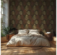 Vliesbehang met palmbladmotief in een lichte slaapkamer met houten vloer, planten en daglicht.