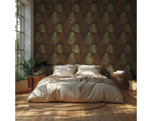 Vliesbehang met palmbladmotief in een lichte slaapkamer met houten vloer, planten en daglicht.
