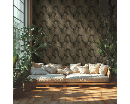 Vliesbehang met bladpatroon in een lichte woonkamer met houten bank en kamerplanten.