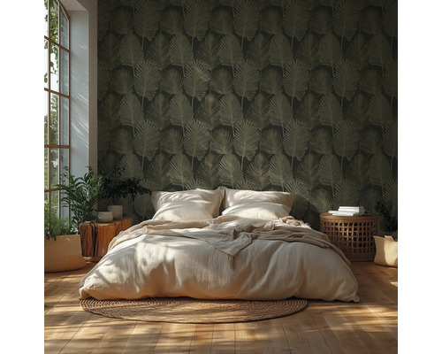 Slaapkamer met donker behang met bladpatroon, licht bed, gevlochten vloerkleed, houten vloer en kamerplanten in helder licht.
