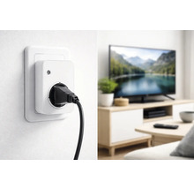Witte smart home tussenstekker in stopcontact met zwart snoer, op de achtergrond een lichte woonkamer met moderne televisie op een houten kastje.