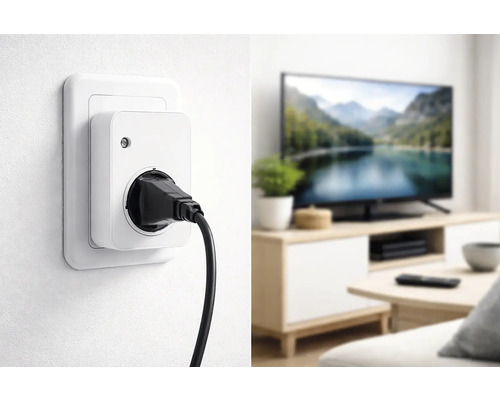 Witte smart home tussenstekker in stopcontact met zwart snoer, op de achtergrond een lichte woonkamer met moderne televisie op een houten kastje.