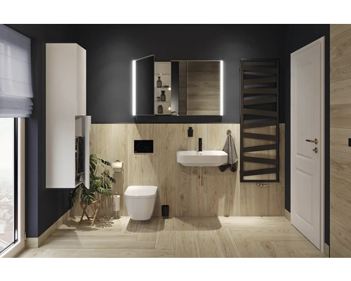 Moderne badkamer met houtlook wandtegels, wit hangend toilet, wastafel, verlichte spiegelkast en zwarte designradiator.