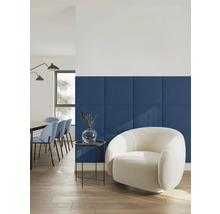 Vierkante wandpanelen in een modern ingerichte woonkamer met een lichte fauteuil en bijzettafel.