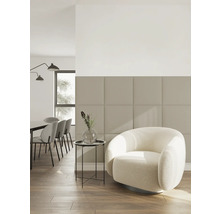Moderne woonkamer met vierkante wandpanelen, een witte fauteuil en houten vloer in een lichte, minimalistische stijl.