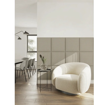 Lichte woonkamer met vierkante beklede wandpanelen, een ronde fauteuil met structuurstof, bijzettafel en vloer met houtlook.
