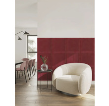 Moderne wanddecoratie met rode vierkante gepolsterde wandpanelen in een lichte woonkamer met witte fauteuil.