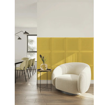 Moderne woonkamer met gele wandpanelen, een witte ronde fauteuil en een kleine zwarte bijtafel.
