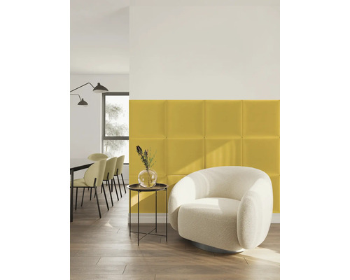 Moderne woonkamer met gele wandpanelen, een witte ronde fauteuil en een kleine zwarte bijtafel.