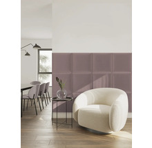 Moderne kamer met vierkante gestoffeerde wandpanelen in mauve, een witte fauteuil, bijzettafel en eetgedeelte op de achtergrond.