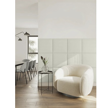 Modern, licht interieur met vierkante wandpanelen, een ronde fauteuil van bouclé en een eetgedeelte op de achtergrond.