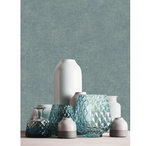 Vliesbehang met fijne textielstructuur in blauwgroen, gedecoreerd met verschillende vazen van keramiek en glas.