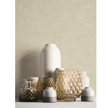 Gestructureerd vliesbehang in linnenlook met verschillende decoratieve vazen van glas en keramiek.