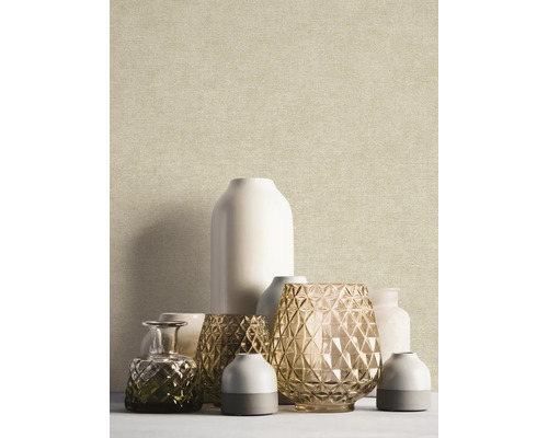 Gestructureerd vliesbehang in linnenlook met verschillende decoratieve vazen van glas en keramiek.