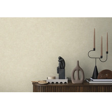 Moderne woonkamer met gestructureerd behang in natuurtinten achter een donkerhouten dressoir met minimalistische decoratie.