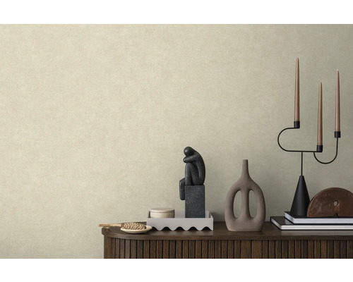 Moderne woonkamer met gestructureerd behang in natuurtinten achter een donkerhouten dressoir met minimalistische decoratie.