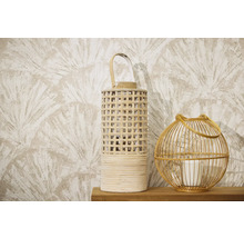 Twee decoratieve lantaarns van rotan en hout op een houten oppervlak voor behang met een waaiermotief.