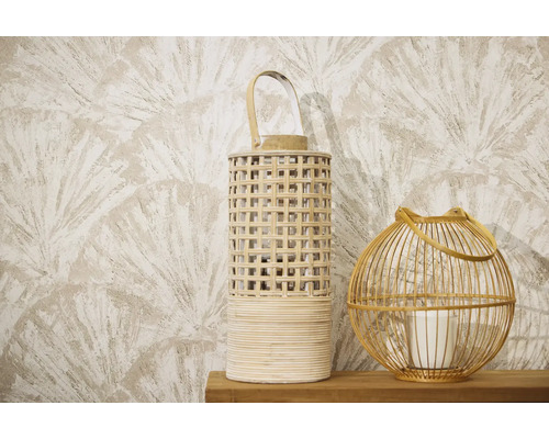 Twee decoratieve lantaarns van rotan en hout op een houten oppervlak voor behang met een waaiermotief.