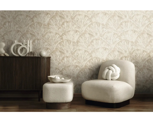 Moderne woonkamer met behang met een waaierpatroon, een donkerhouten dressoir en een lichte fauteuil met hocker.