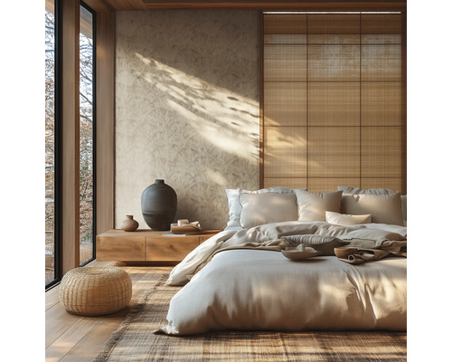 Lichte slaapkamer in Japanse stijl met patroonbehang, een laag houten bed, een rotan poef en wandpanelen van natuurlijke vezels.