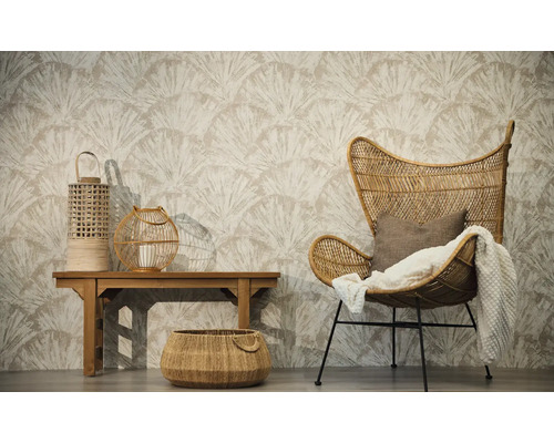 Woonkamer met vliesbehang met waaiermotief, rotan stoel met plaid, houten bank met lantaarns en een gevlochten mand op de vloer.