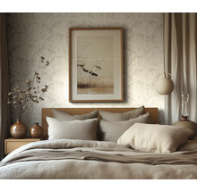 Moderne slaapkamer in beigetinten met houten bed, behang met patroon, ingelijste wanddecoratie, keramieken vazen en een ronde hanglamp.