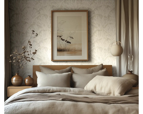 Moderne slaapkamer in beigetinten met houten bed, behang met patroon, ingelijste wanddecoratie, keramieken vazen en een ronde hanglamp.