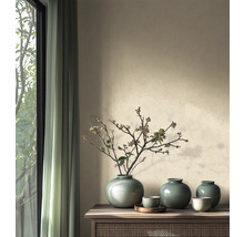 Lichte, georganiseerde inrichting met keramische vazen, takken en schalen op een houten consoletafel naast een raam met gordijnen.