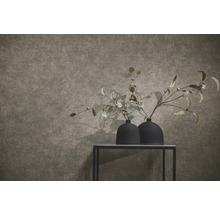 Gestructureerd behang met linnenlook in een modern ingerichte kamer met twee zwarte vazen op een tafel.