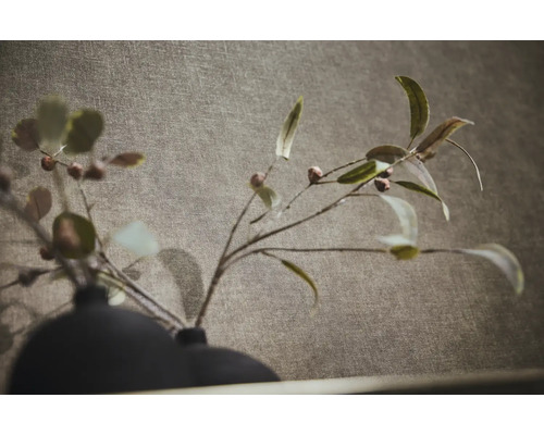 Vliesbehang met fijne textieloptiek en voelbare geweven structuur.