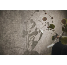 Gestructureerd behang in linnenlook met de schaduw van een plant.
