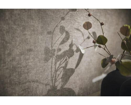 Gestructureerd behang in linnenlook met de schaduw van een plant.