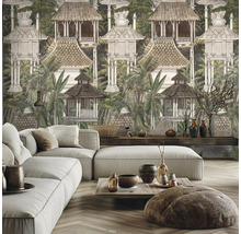 Woonkamer met grijze bank en fotobehang met geïllustreerd tropisch landschap, Balinese hutten en palmbomen.