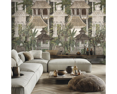 Woonkamer met grijze bank en fotobehang met geïllustreerd tropisch landschap, Balinese hutten en palmbomen.