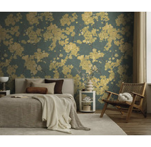 Bloemenbehang met gele bloempatronen in een modern ingerichte slaapkamer met bed, houten stoel en licht tapijt.