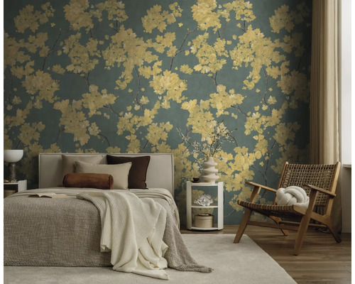 Bloemenbehang met gele bloempatronen in een modern ingerichte slaapkamer met bed, houten stoel en licht tapijt.