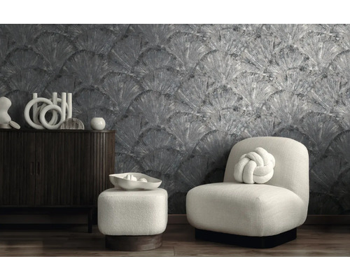 Moderne kamer met grijs structuurbehang met waaiermotief, donker houten dressoir en witte fauteuil met knoopkussen.