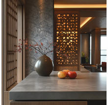 Modern interieur met werkblad in steenlook, keramieken vaas met bessentakken, appels, gestructureerde wandafwerking en een houten kamerscherm.