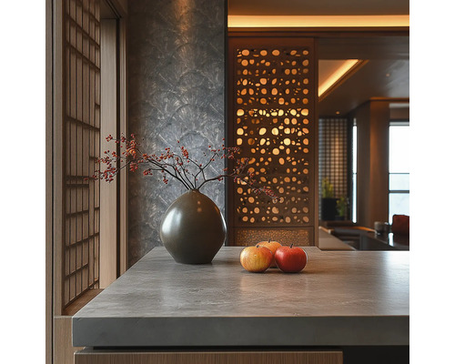 Modern interieur met werkblad in steenlook, keramieken vaas met bessentakken, appels, gestructureerde wandafwerking en een houten kamerscherm.