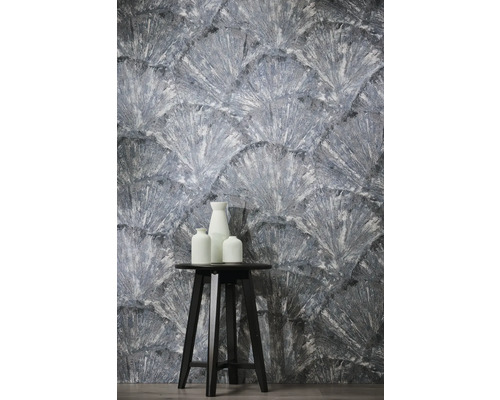 Behang met textuur en waaiermotief, met een zwarte kruk en drie witte vazen op de voorgrond.