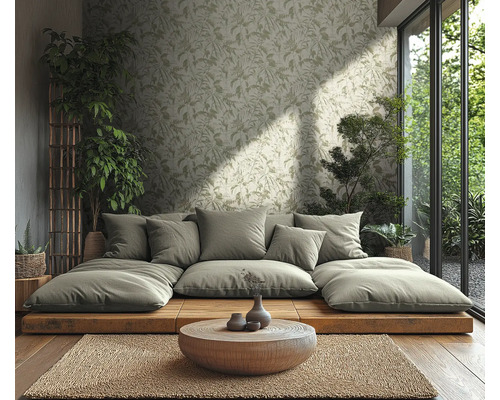 Lichte woonkamer met vliesbehang met bladmotief, lage houten platformbank, ronde houten tafel, jutemat en kamerplanten.