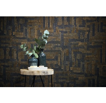 Vliesbehang met abstract geometrisch patroon in weeflook achter een bijzettafel met vazen en eucalyptustakken.