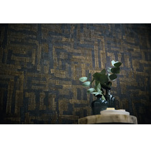 Donker getextureerd behang met een doolhofachtig geometrisch patroon, gedecoreerd met een plant in een vaas.