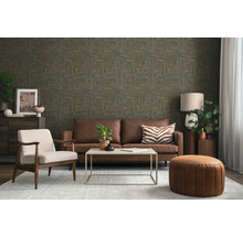 Woonkamer met behang met patroon, bruine leren bank, lichte fauteuil, salontafel en vloerkleed. Modern interieur in aardetinten.