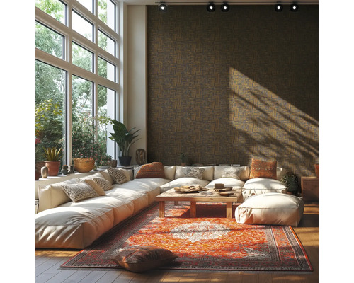 Lichte, ruime woonkamer met een grote modulaire bank, een oosters tapijt, een houten salontafel en donker behang met textuur.