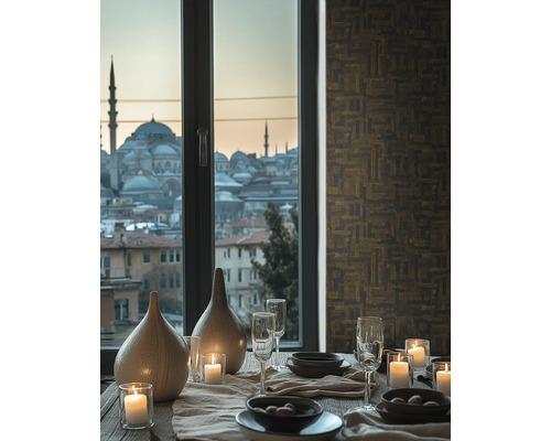 Elegante eettafel met brandende kaarsen, keramieken vazen en glazen voor een raam met uitzicht op een stad met moskeeën. Geometrisch behang.